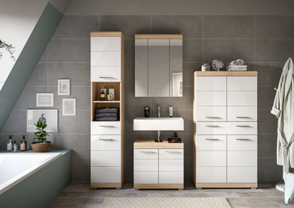 Badezimmerset auf Stellflächen: Spiegelschrank, Waschtischunterschrank und Sideboards