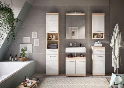 Badezimmerset im Badezimmer: Spiegelschrank, Unterschrank und Hochschrank mit weißen Fronten