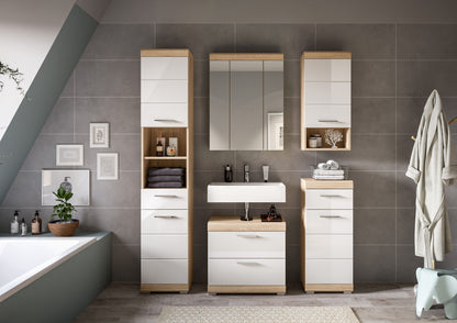 Badezimmerset mit Spiegel, Waschtischunterschrank und Hochschränken, Holzdekor und weiße Fronten