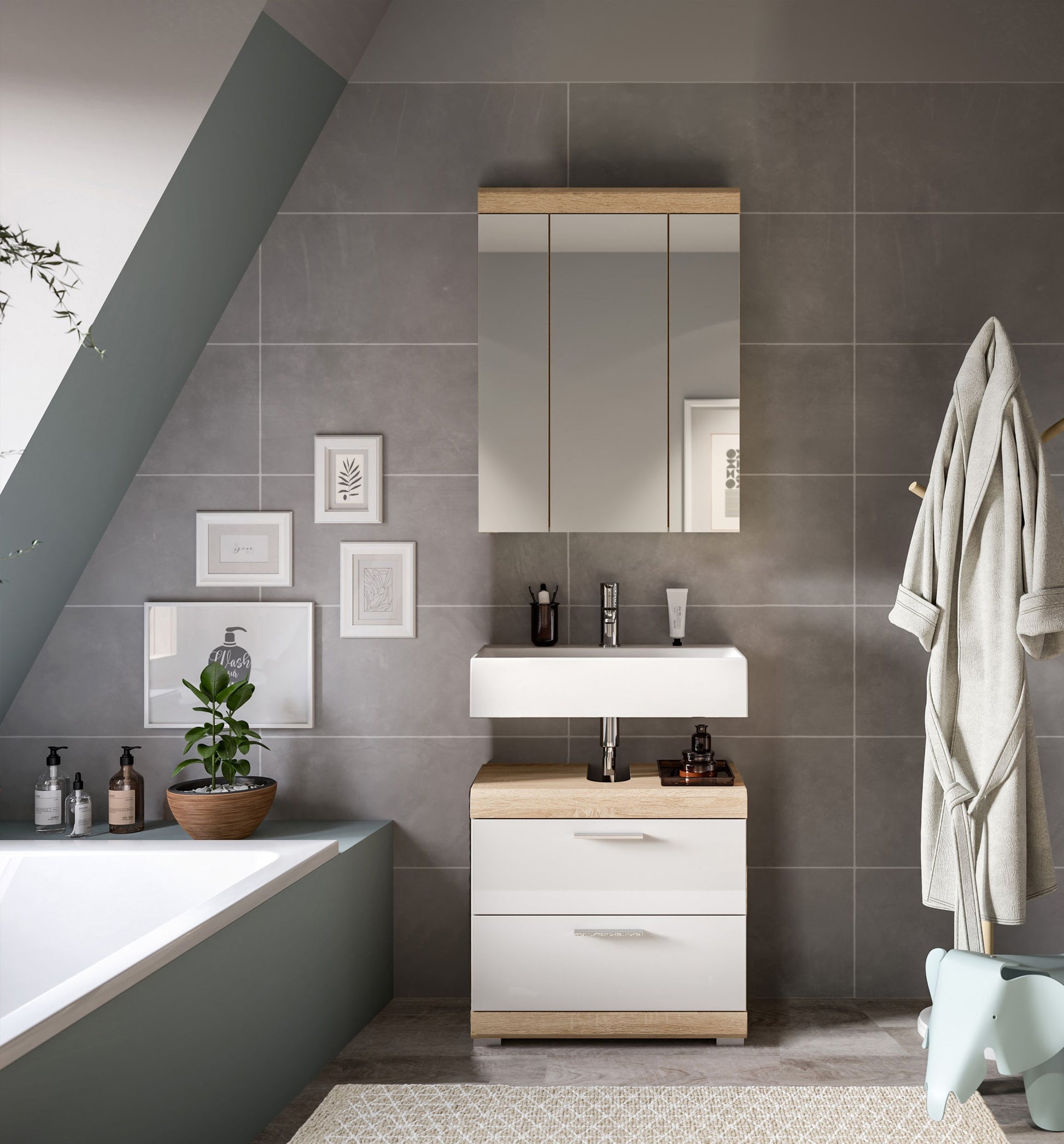 Badezimmerset mit Spiegelschrank und Waschtischunterschrank, helle Front und Holzoptik