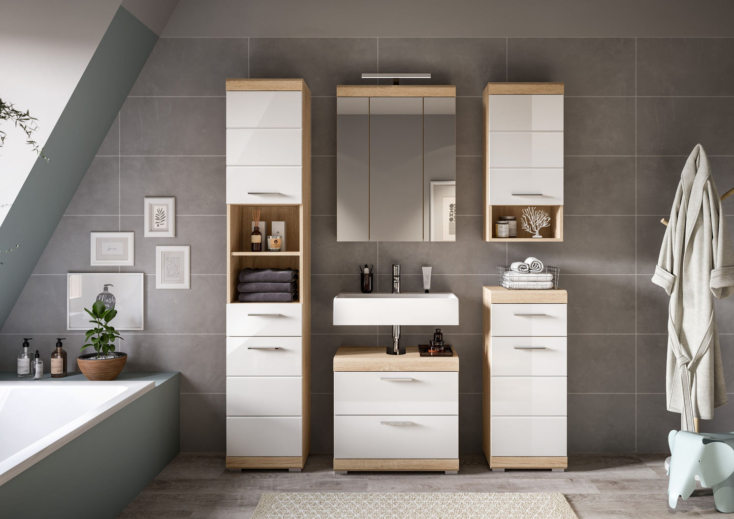 Badezimmerset mit Spiegelschrank, Hochschränken und Waschtischunterschrank in Eichenoptik