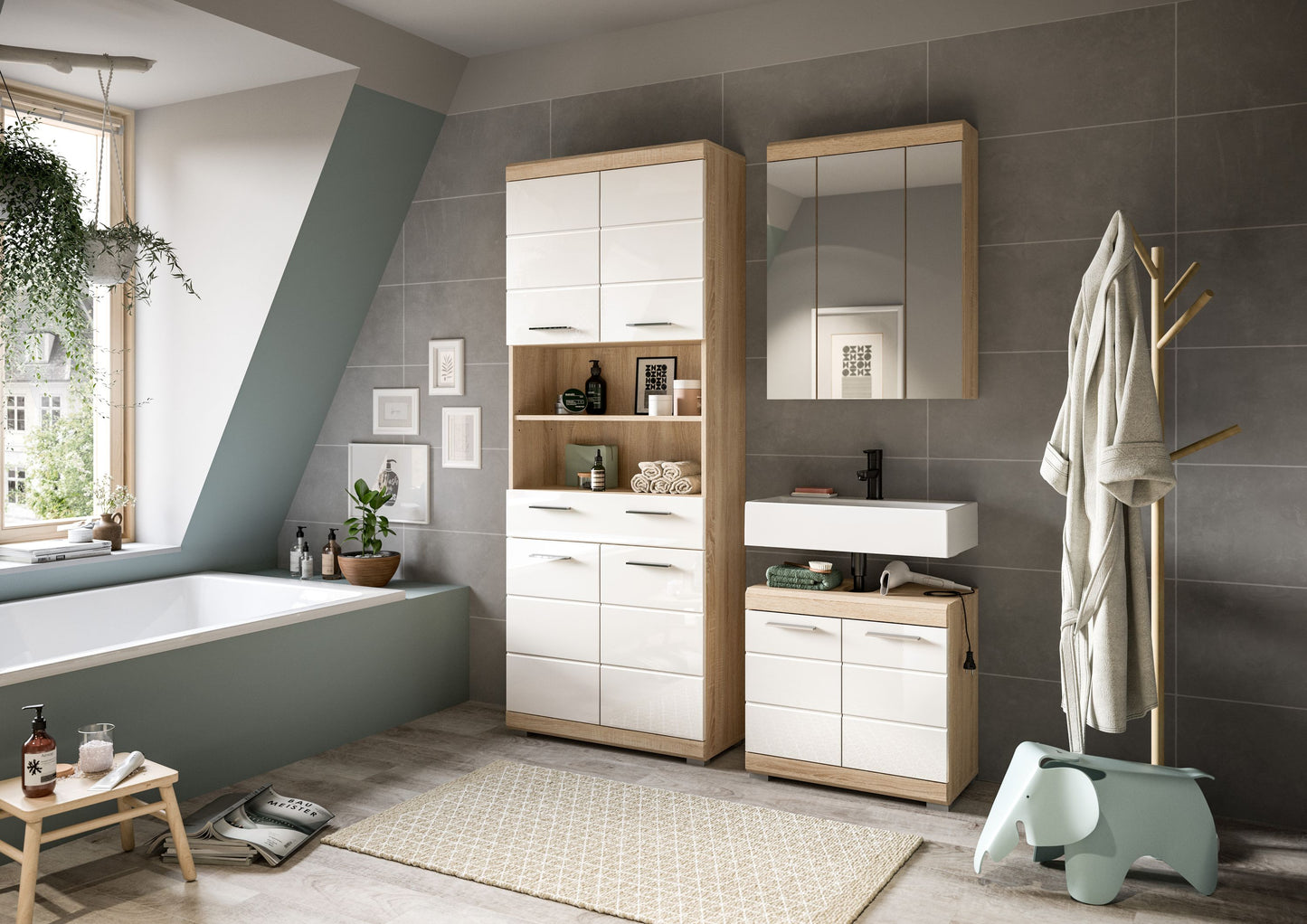 Badezimmerset mit Hochschrank, Waschtisch und Spiegel über Eck im Badezimmer