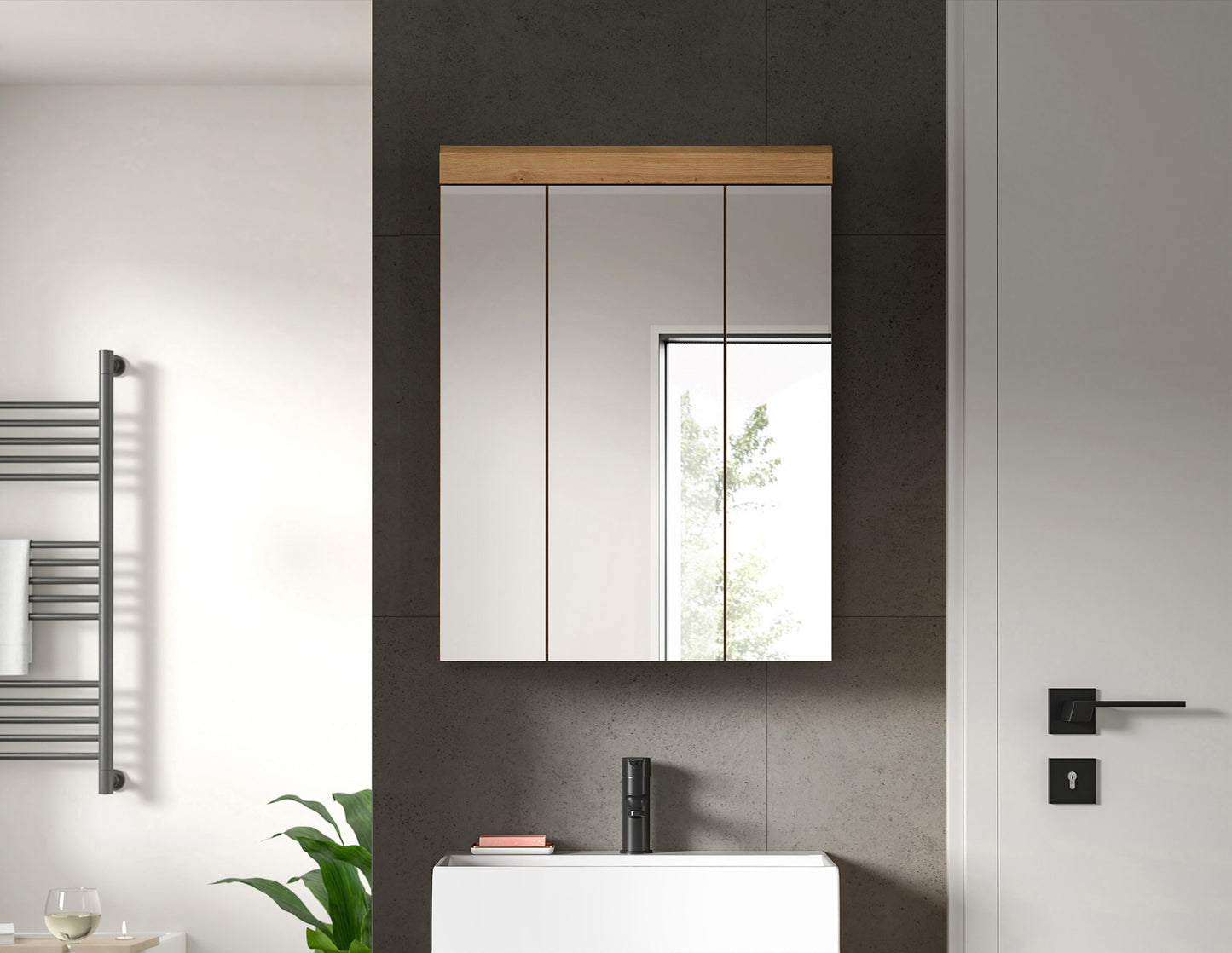 Badspiegelschrank mit 3 Spiegeltüren, Holzrahmen, gespiegelt wirkende Türflächen