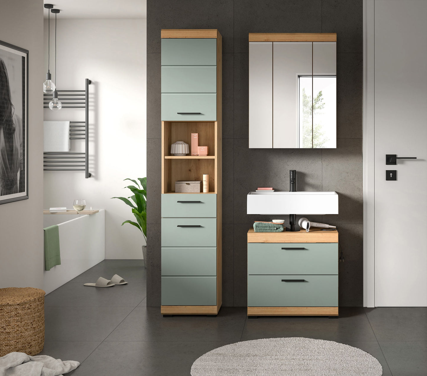 Badezimmerset mit Salbeigrünen Schubladen, Holzdetails und Spiegelschrank über dem Waschtisch