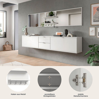 Flur-Garderobenset mit weißem Hochglanz-Sideboard und großem Spiegel, Hakenleiste oben.