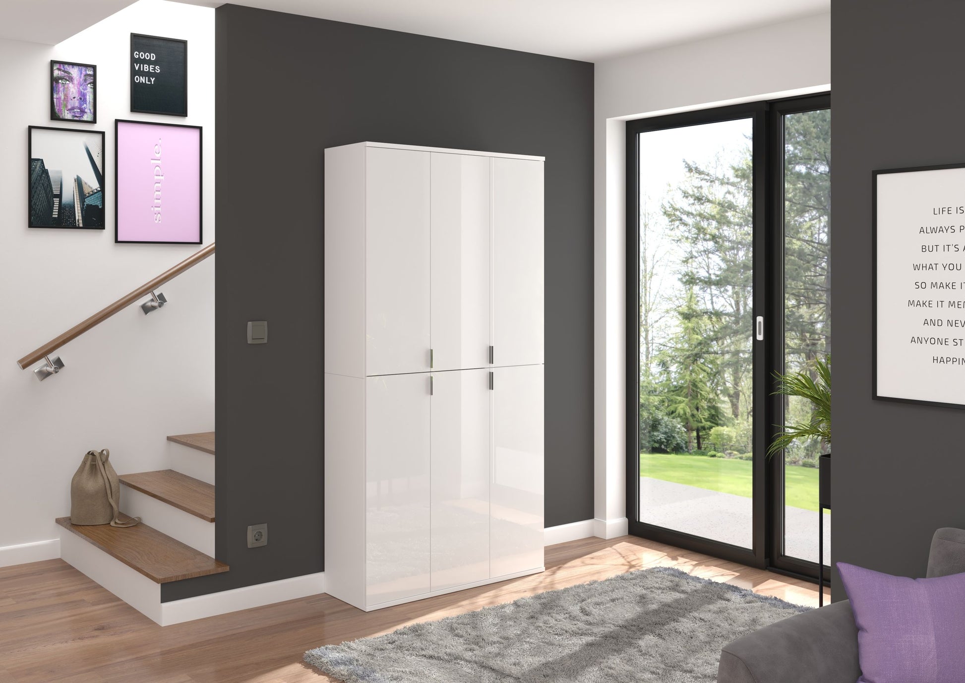 Hochschrank in Weiß mit zwei mittleren Türen und zwei seitlichen Fächern hinter Glas