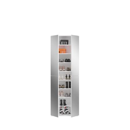 Geöffneter Weißer Schrank mit Einlegeböden, orange Box und Schuheinsätzen