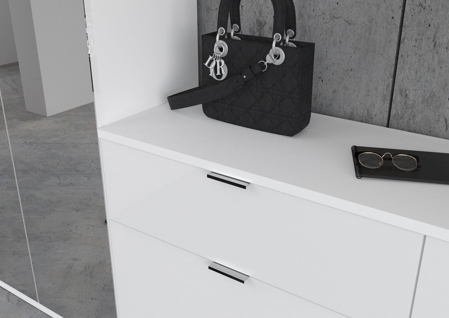 Weißer Schrank mit Schubladen und Griffleisten, Oberfläche mit Accessoires
