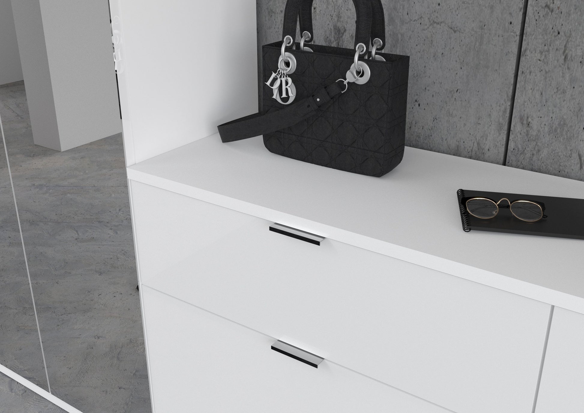 Weißer Schrank mit Schubladen und Griffleisten, Oberfläche mit Accessoires