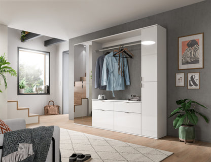 Weißes Garderobenset mit Paneel und Schrank, Kleidung am Kleiderhaken