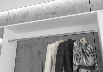 Weißes Garderobenpaneel mit Kleiderstange und hängender Kleidung im Detail