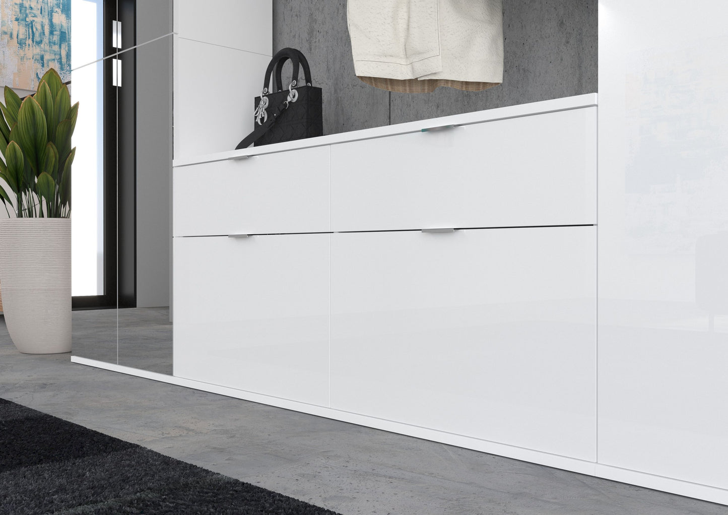 Weißer Schrank mit glatten Türen und horizontalen Griffen im Detail