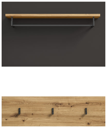 Wandgarderobe mit Hutablage aus Holz sowie drei Kleiderhaken auf Holzleiste
