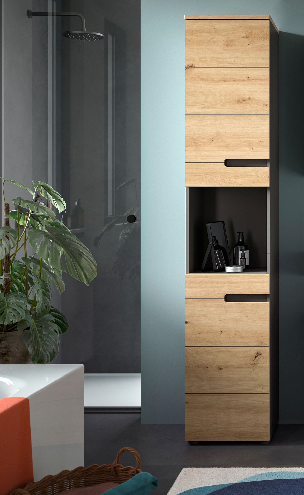 Badezimmerhochschrank im Holzdekor mit Tür und mehreren Stauraumfächern, schmal