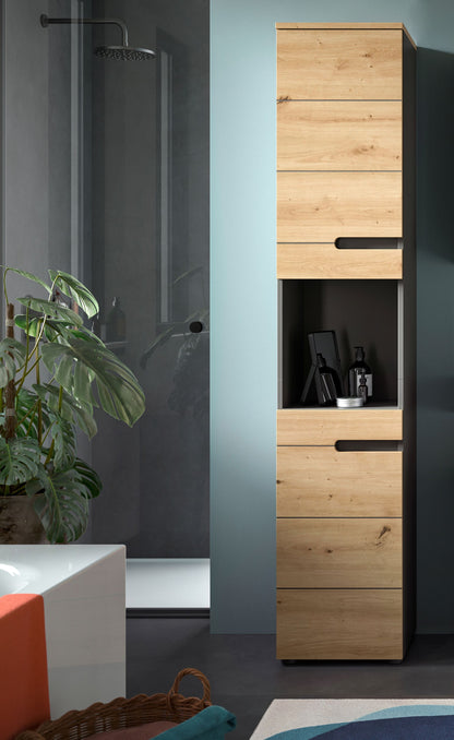Badezimmerhochschrank im Holzdekor mit Tür und mehreren Stauraumfächern, schmal