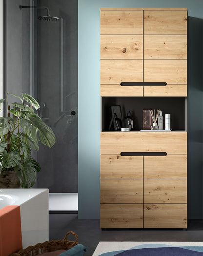 Badezimmerhochschrank in Holzoptik mit schwarzen Innenfächern und zwei Griffmulden