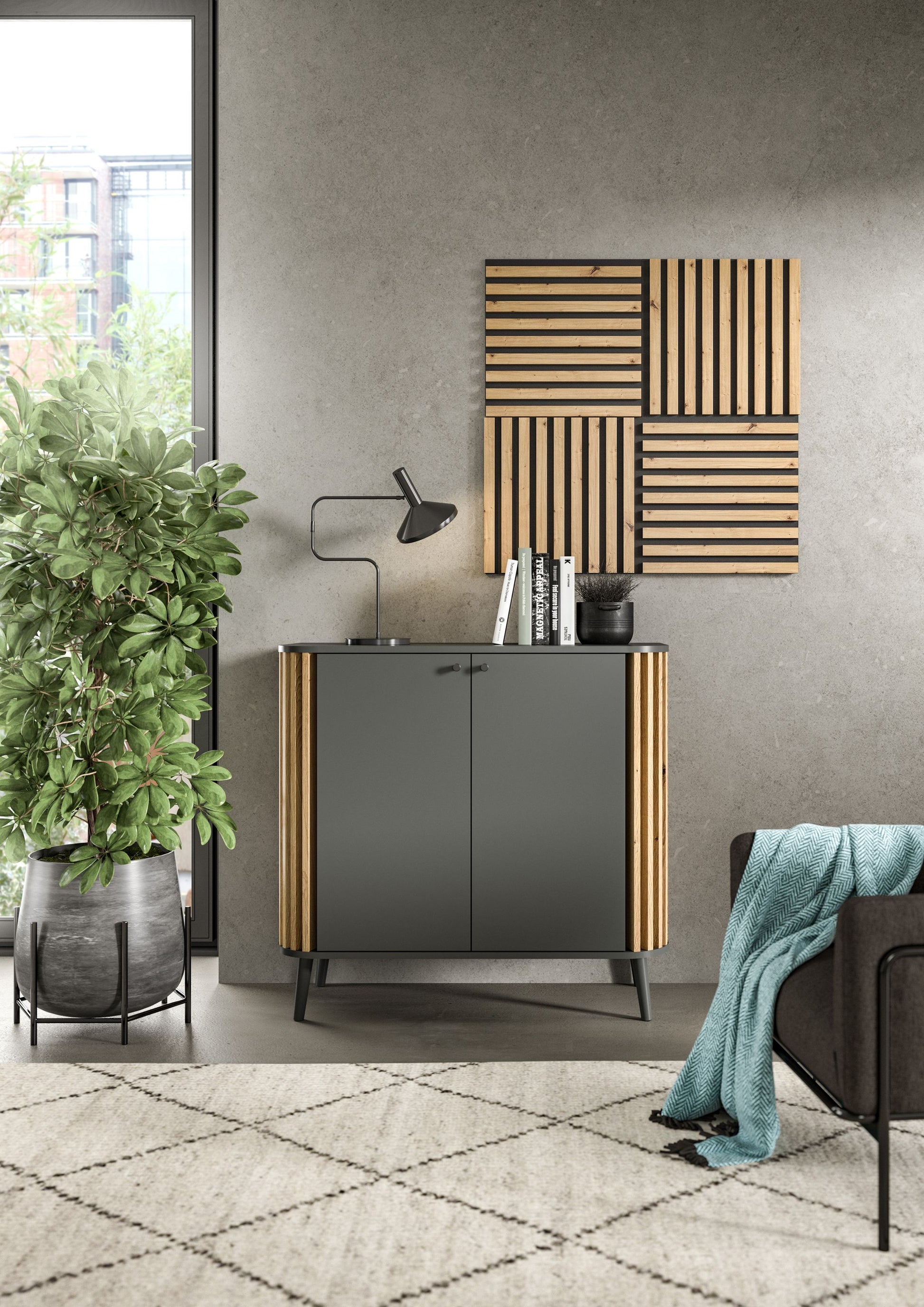 Wanddeko aus Holzlamellen: Akustikpaneele im Raster über dem Sideboard