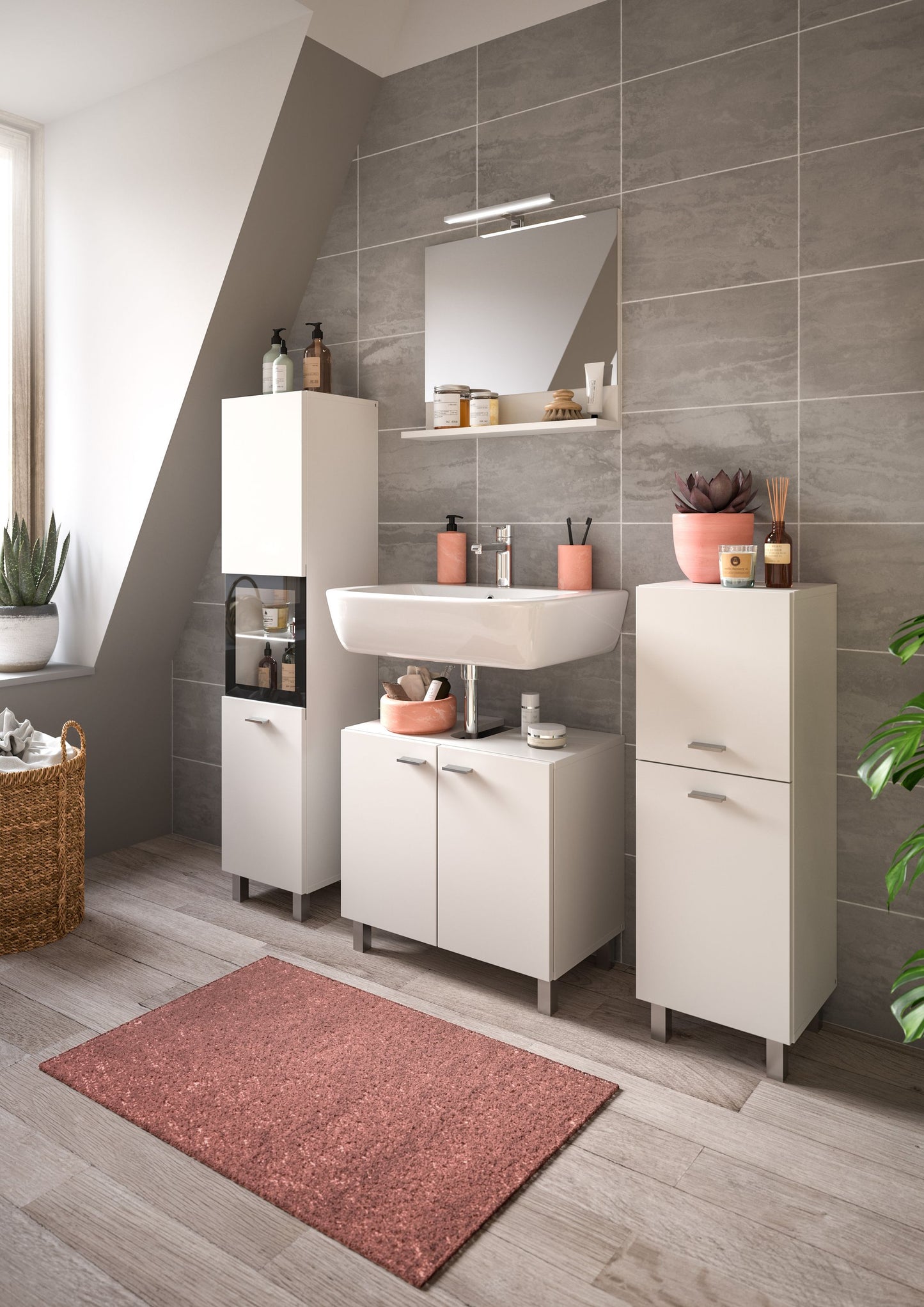 Weißer Badezimmerschrank mit offenen Fächern und Schubladen im Badezimmer, innen grau