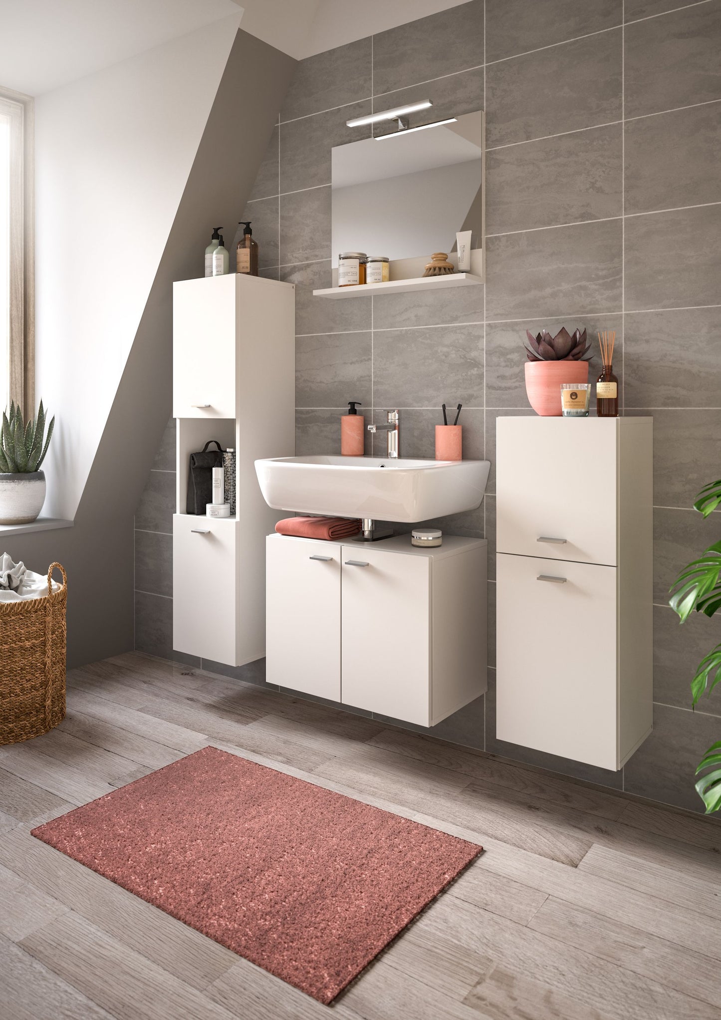Weißer Badezimmerschrank mit offenen Ablagefächern und Schublade im Bad