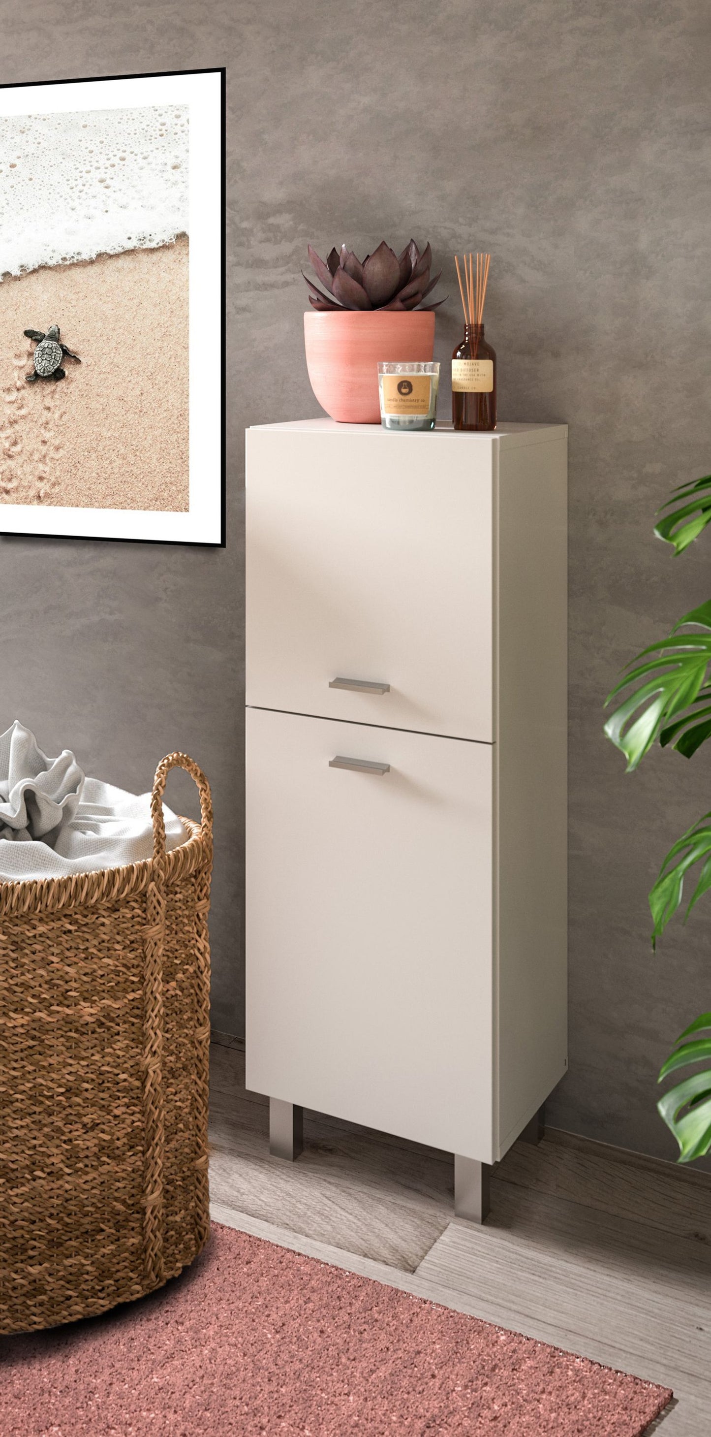 Weißer Badezimmerschrank mit 2 Schubfächern und Sockelfüßen, im Bad platziert