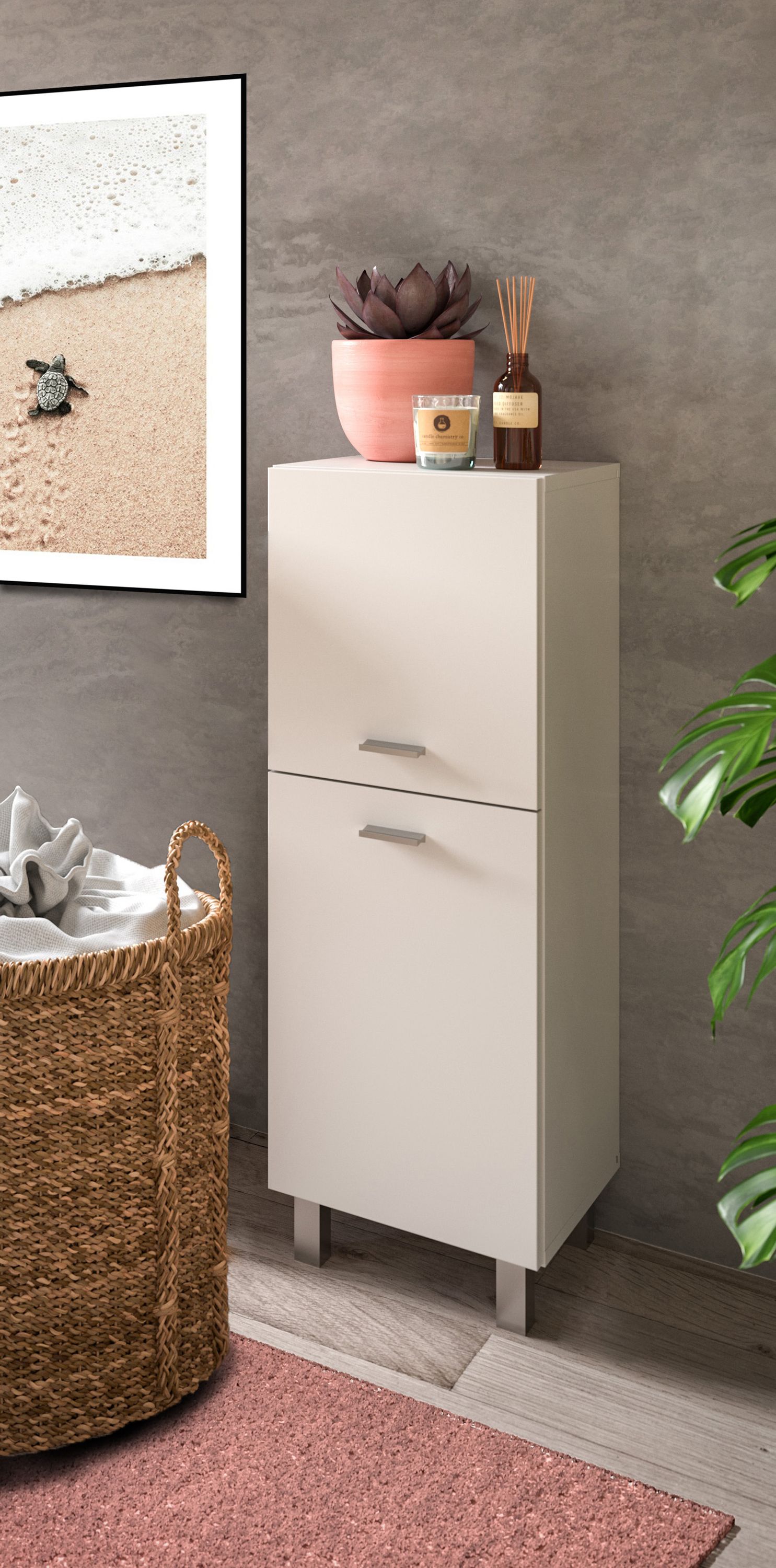 Weißer Badezimmerschrank mit 2 Schubfächern und Sockelfüßen, im Bad platziert