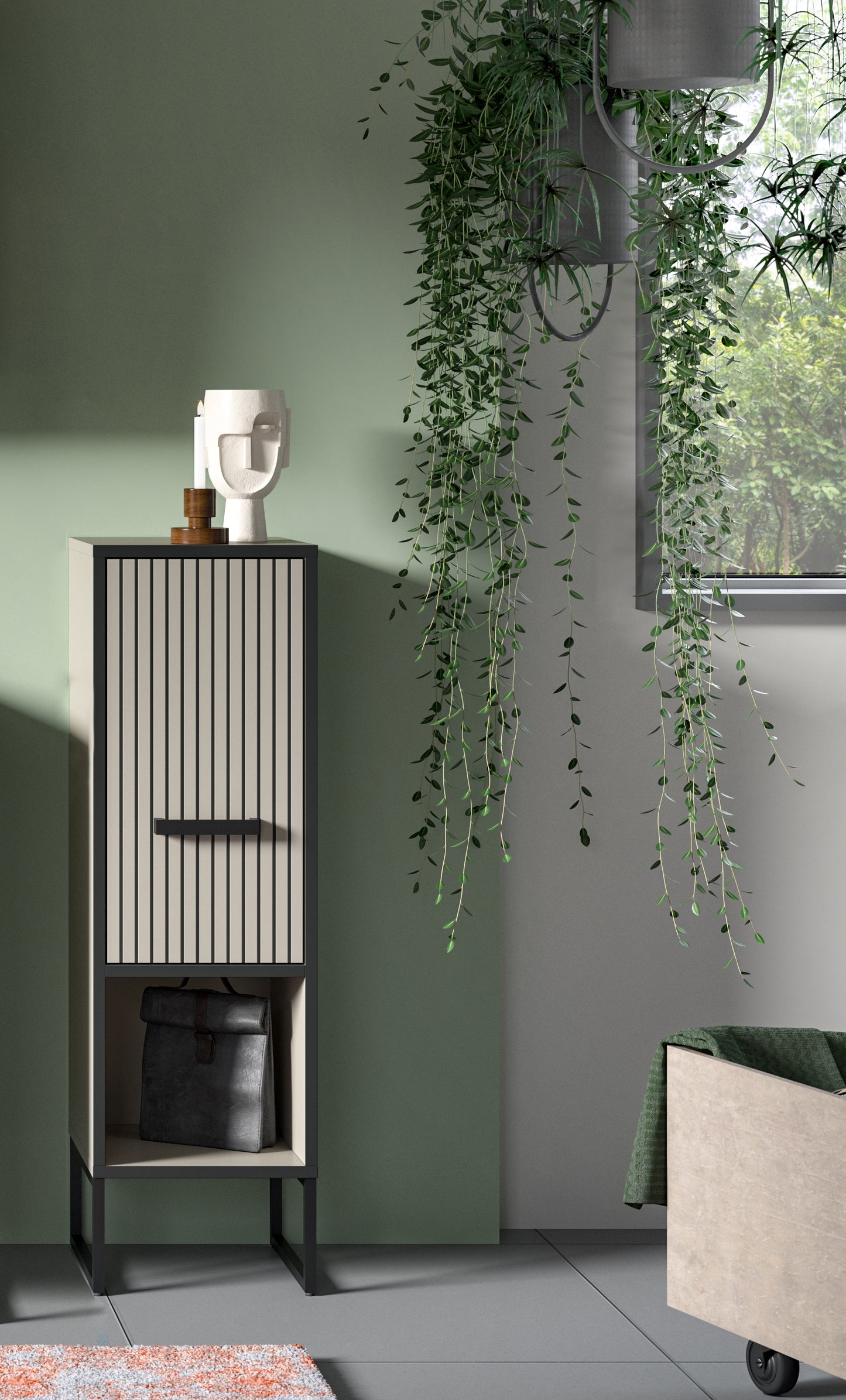 Schmaler Badezimmerschrank mit geriffelter Front, Griff und offener Ablage im Bad