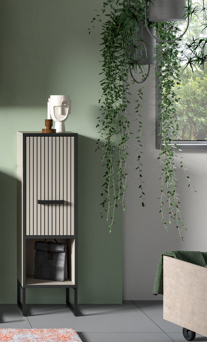 Schmaler Badezimmerschrank mit geriffelter Front, Griff und offener Ablage im Bad