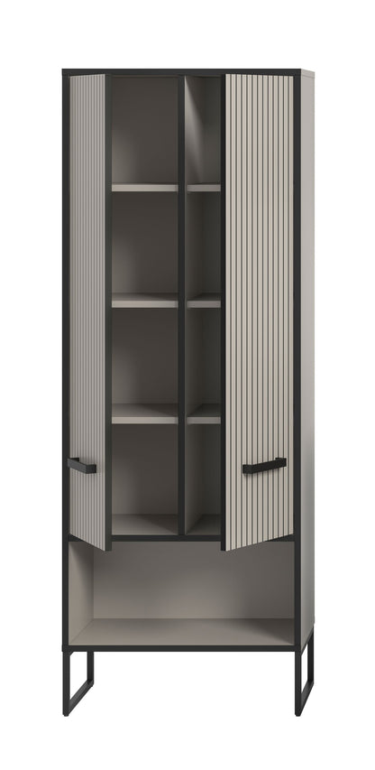 Badezimmerhochschrank mit offenen Fächern und Tür, vertikales Rippendekor, dunkler Metallrahmen.