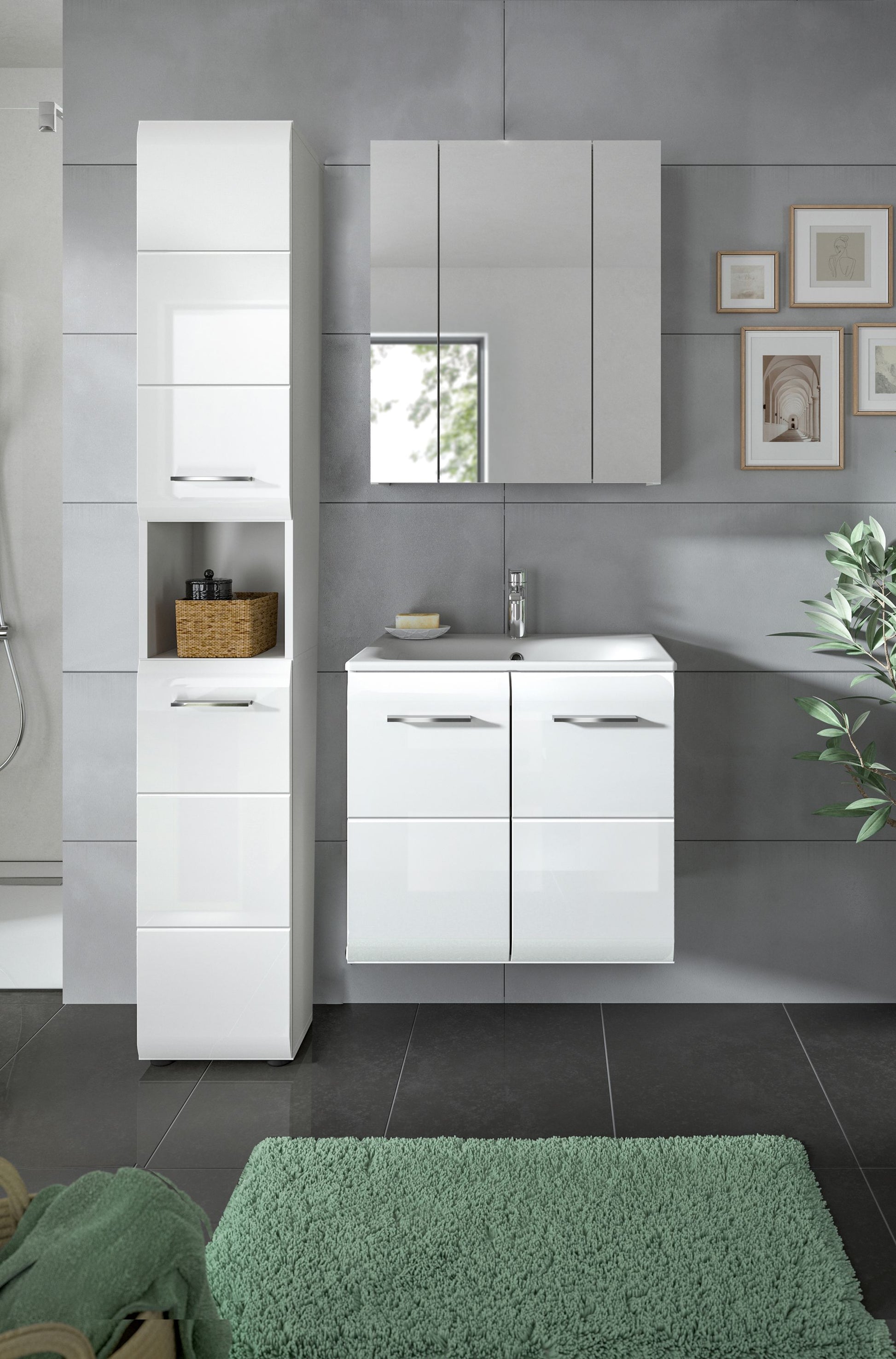 Weißes Badmöbel-Set mit Hochschrank, Spiegelschrank und Waschtischunterschrank vor grauer Wand