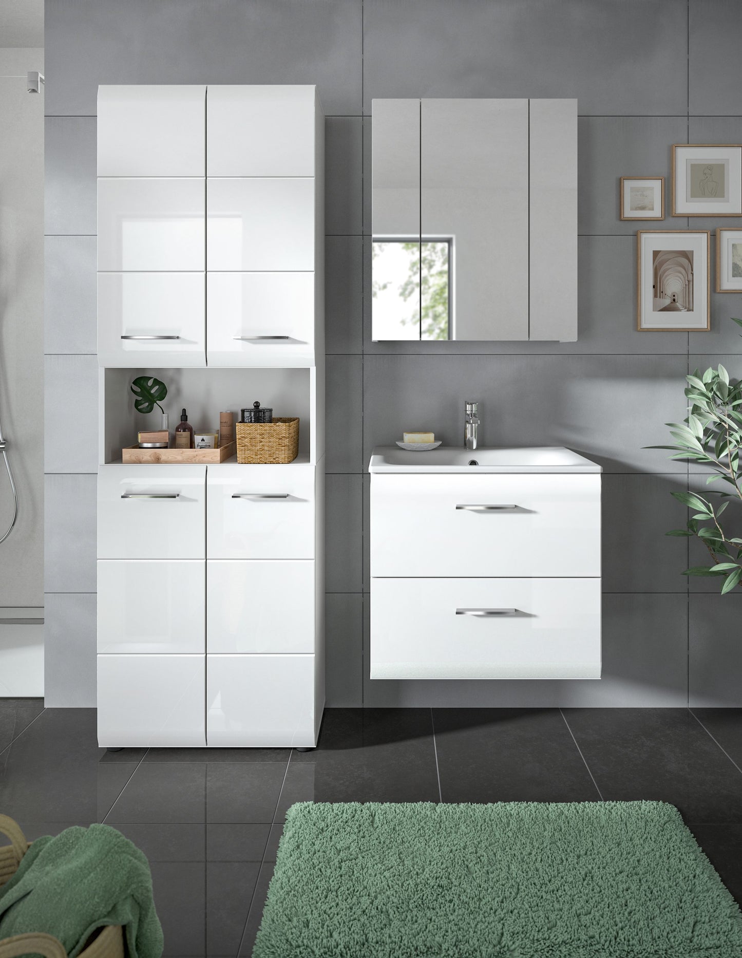 Weißes Badmöbel-Set an grauer Wand: Hochschrank, Spiegelschrank und Waschtisch