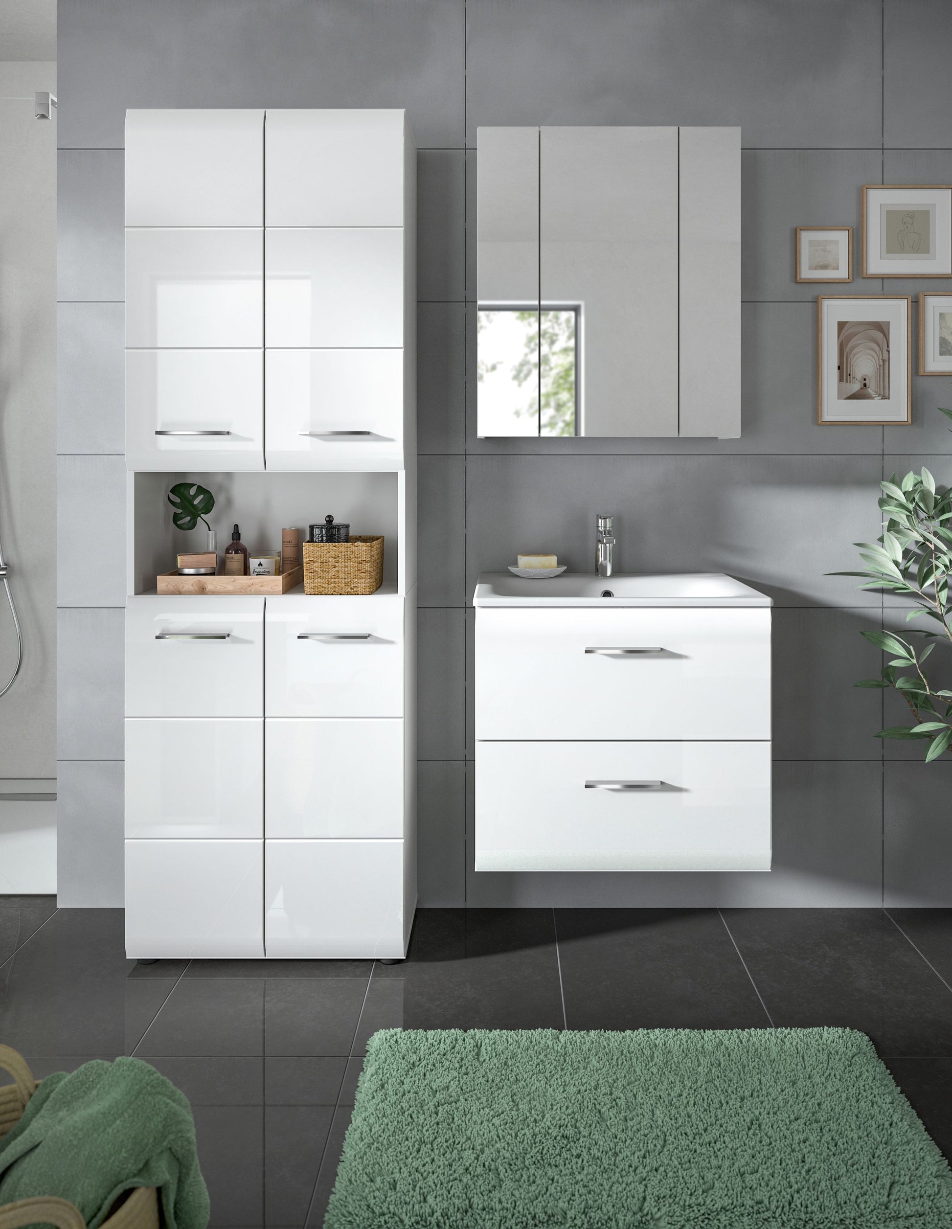 Weißes Badmöbel-Set an grauer Wand: Hochschrank, Spiegelschrank und Waschtisch