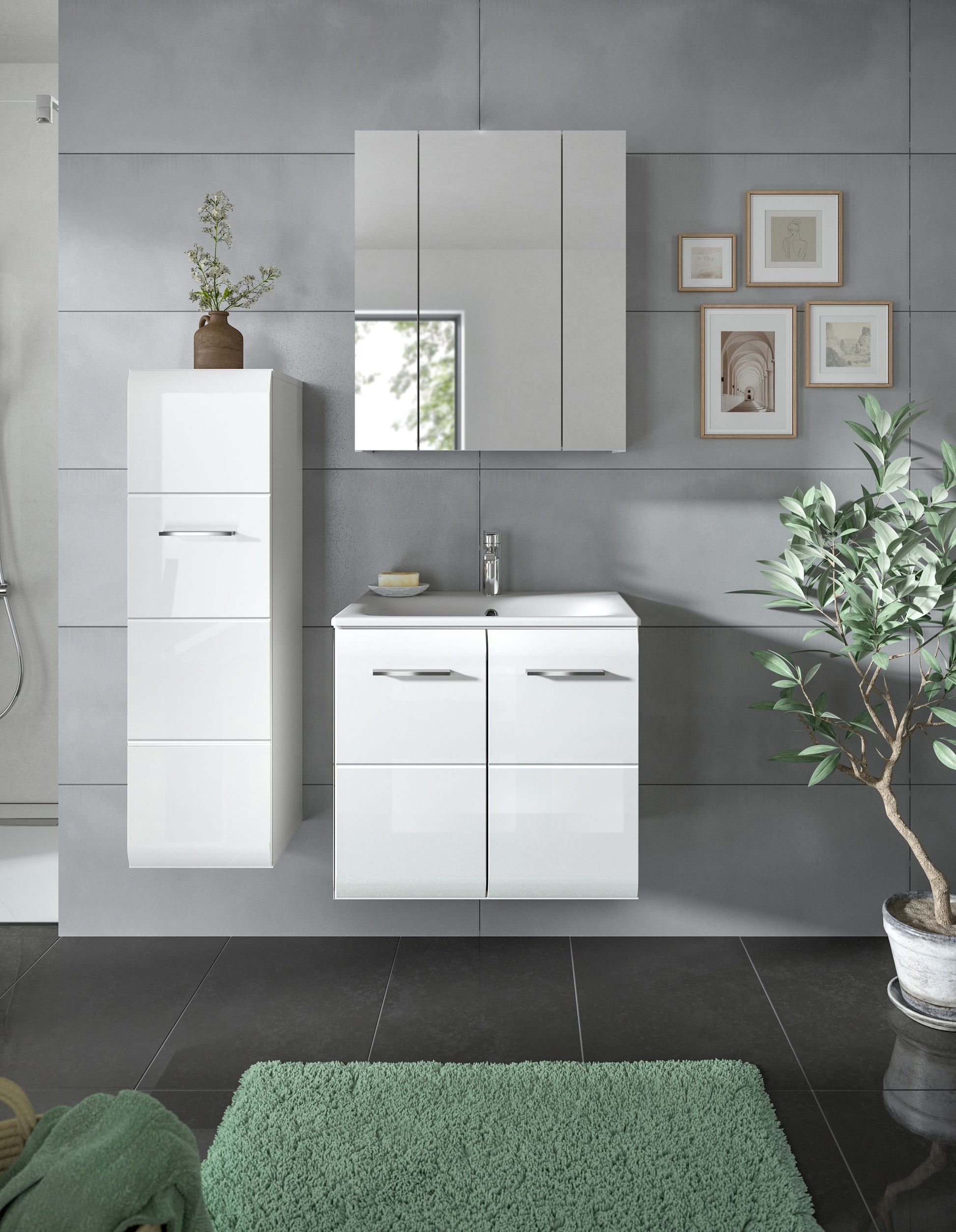 Badezimmer-Set mit weißem Waschtisch-Unterschrank und Spiegelschrank über dem Waschbecken