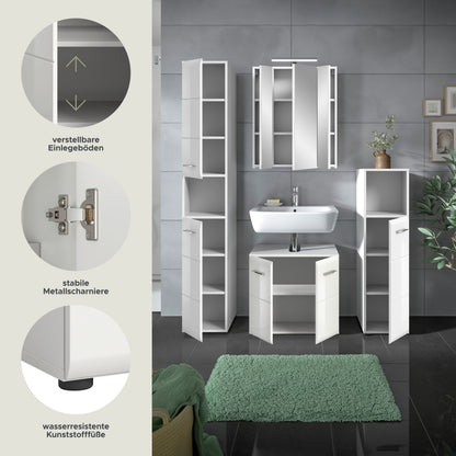 Weißes Badezimmer-Set mit Hochschränken und offenen Fächern für Ordnung