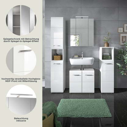 Weißes Badezimmer-Set mit Spiegelschrank und Regalen in Hochschränken
