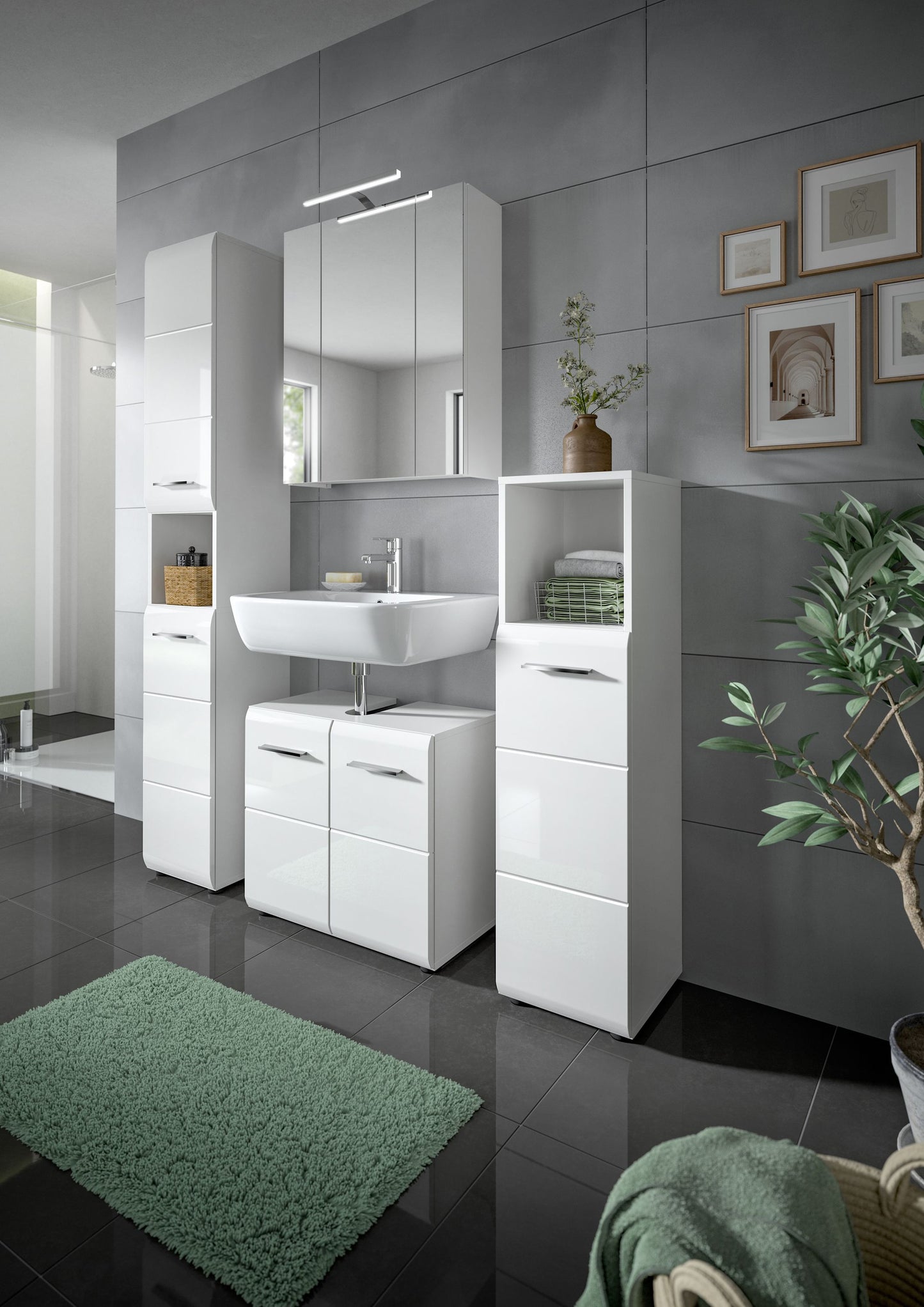 Weißes Badezimmer-Set mit Waschtisch, Unterschrank, Spiegelschrank und Hochschrank