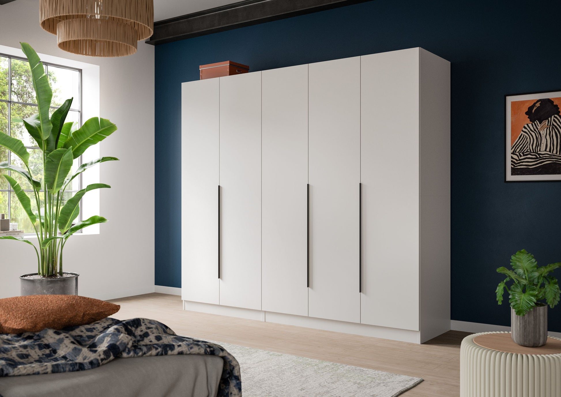 Kleiderschrank in Weiß mit breiten Türen und langen Griffen, freistehend im Wohnraum