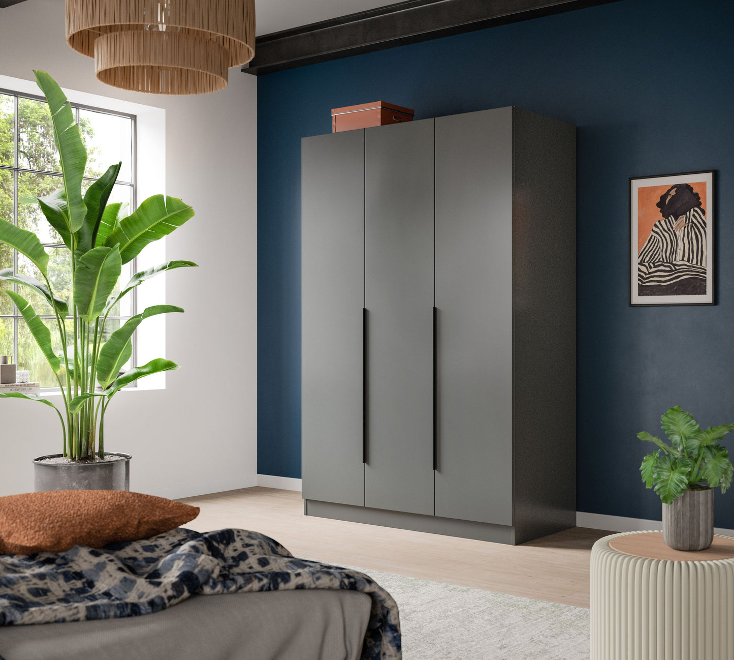 3-türiger Universalschrank im hellen Design, zwei Türgriffe und klare Frontfugen