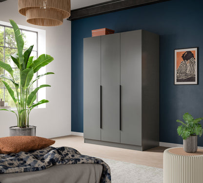 3-türiger Universalschrank im hellen Design, zwei Türgriffe und klare Frontfugen
