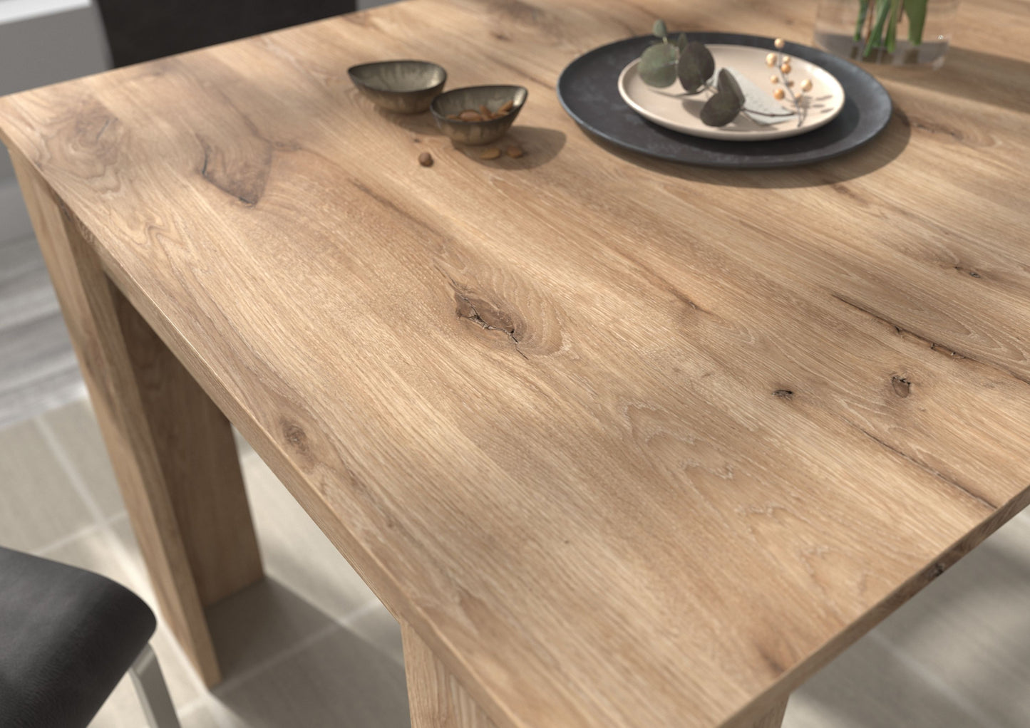 Ausziehbarer Esstisch: Holzplatte mit sichtbarer Maserung, abgerundete Kanten und dunklen Knoten