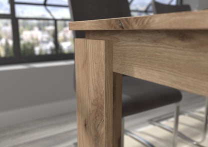 Ecke eines ausziehbaren Esstischs: Holzbein mit sichtbarer Maserung und sauberem Plattenabschluss