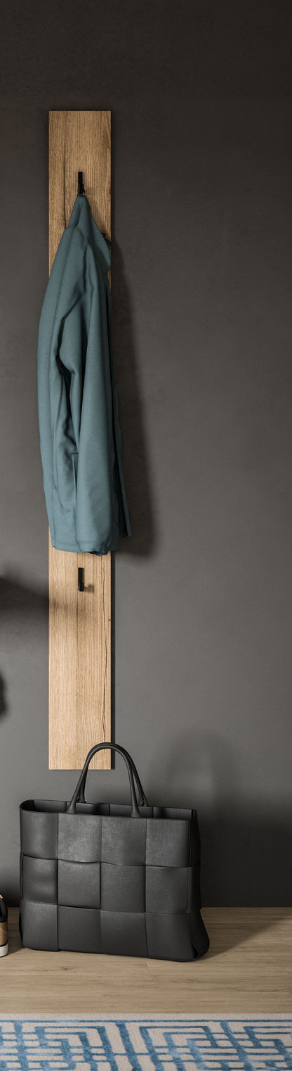 Holz-Garderobenpaneel mit vier schwarzen Haken, Jacke und Tasche hängen daran
