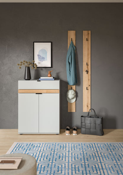 Flurgarderobe-Set mit Schuhkommode, weiß-grauer Front und zwei Holzpaneelen mit Haken