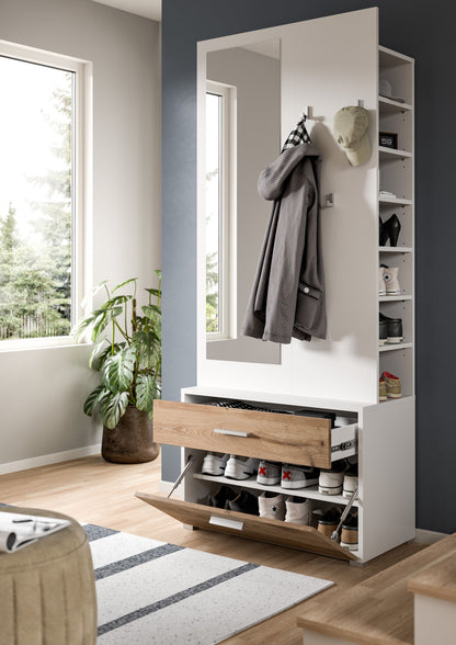 Garderobe mit Spiegel, mehreren Haken und offener Ablage im Innenraum