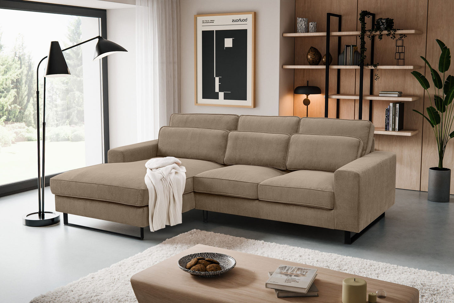 Beigefarbenes Ecksofa mit Recamiere, gepolsterte Rückenpolster und moderne Blockfüße