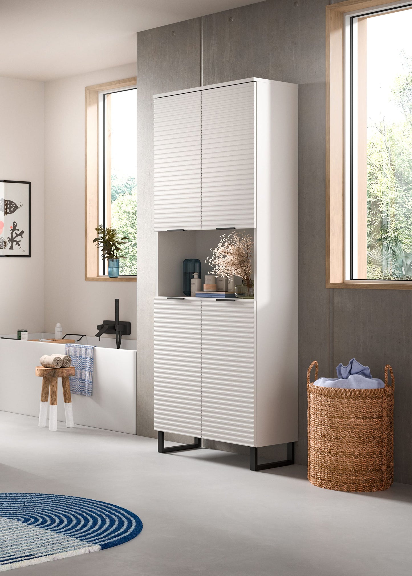 Weißer Badhochschrank mit Lamellentüren und offenem Mittelbereich, auf Sockel