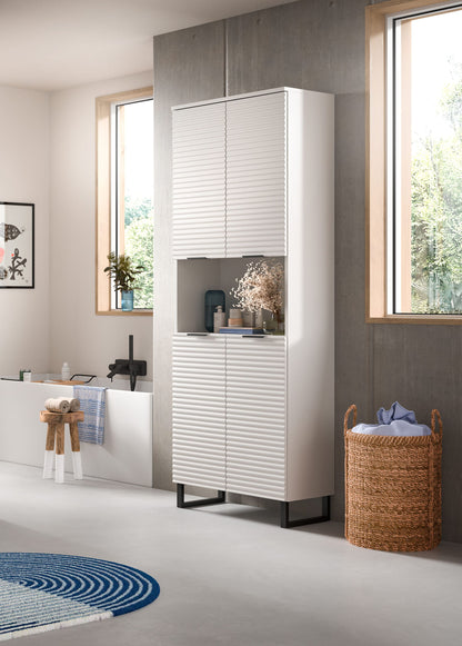 Weißer Badhochschrank mit Lamellentüren und offenem Mittelbereich, auf Sockel