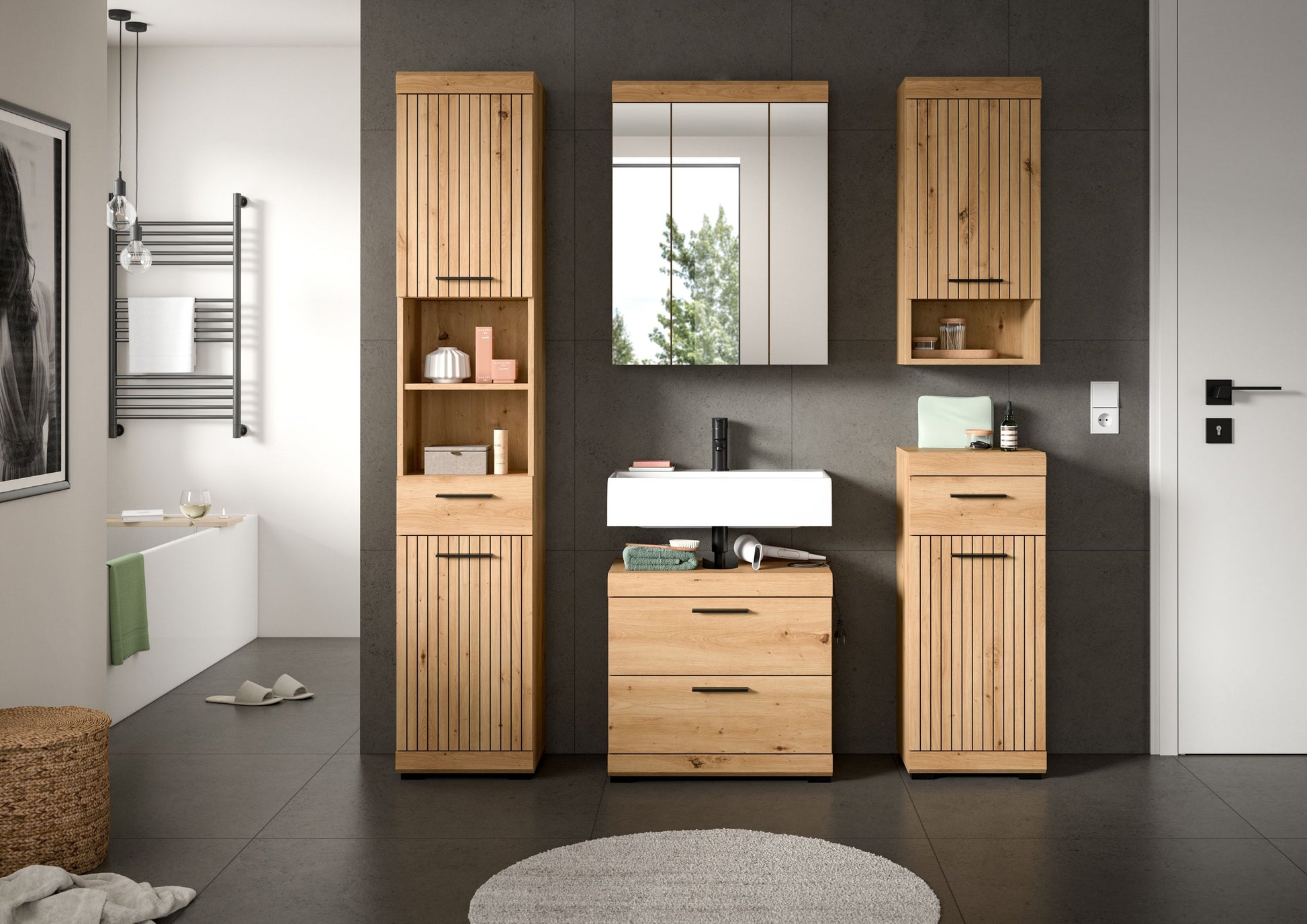 Badezimmerset im Holzdekor mit Spiegelschrank, Hochschränken und Kommode mit Schubladen