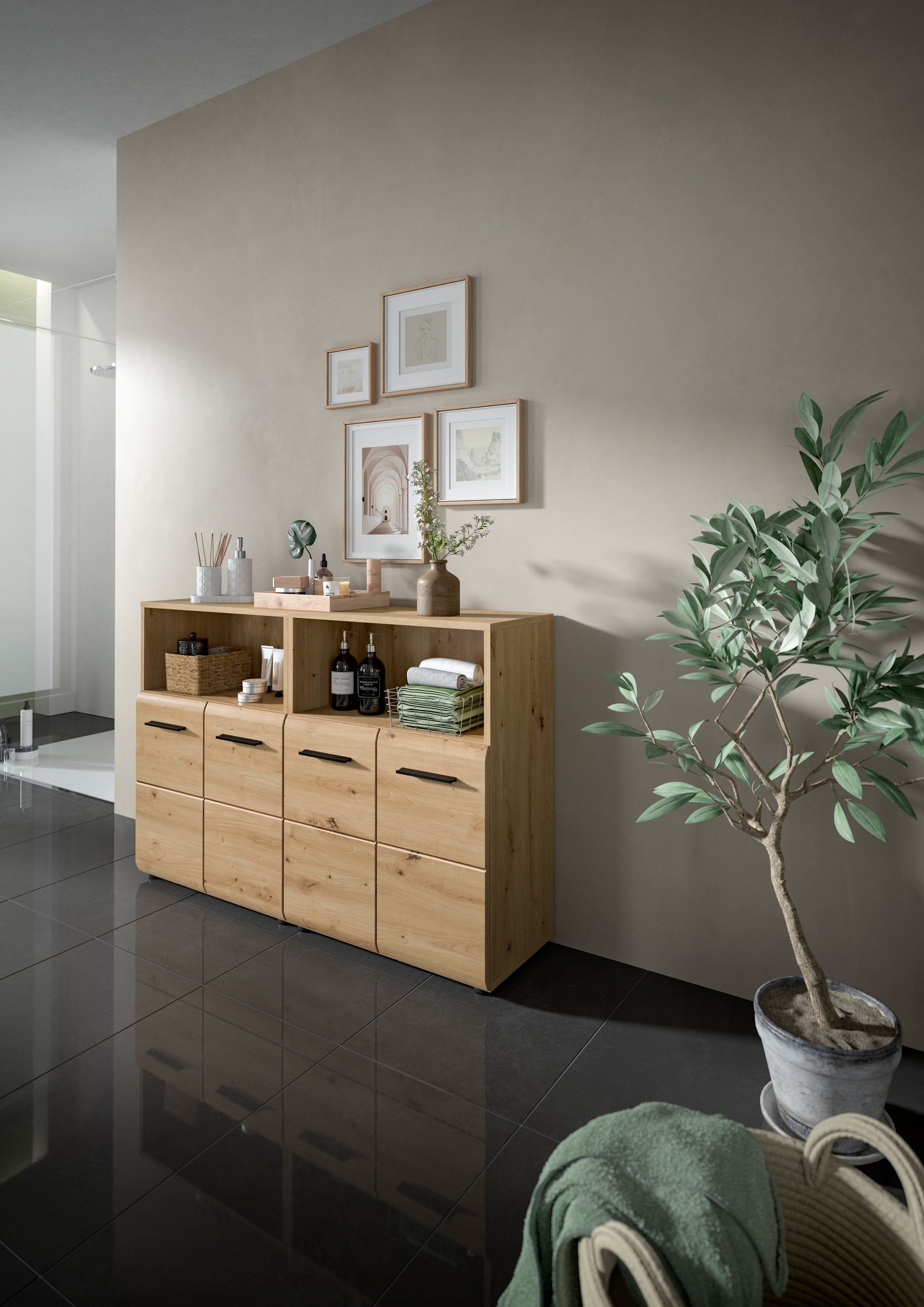 Badmöbelset von Homes & Jones mit hellem Holz und hellgrauen Schubladen sowie Türen