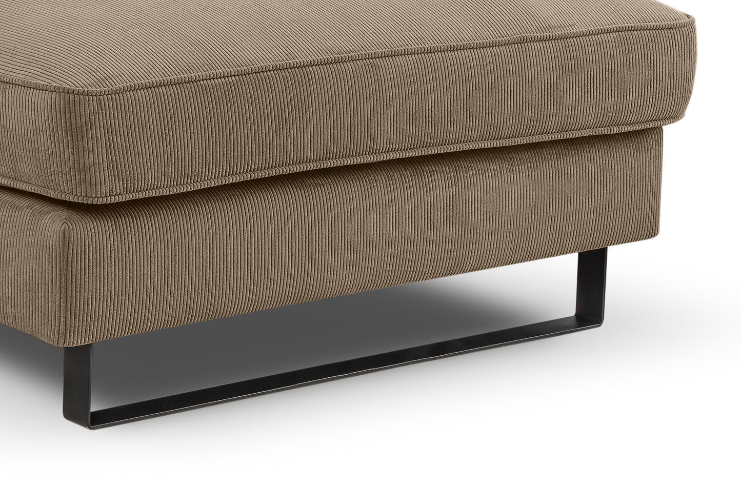 Fuß und Seitenansicht vom Cordsofa in Beige: horizontales Rippmuster, schwarze Metallfüße
