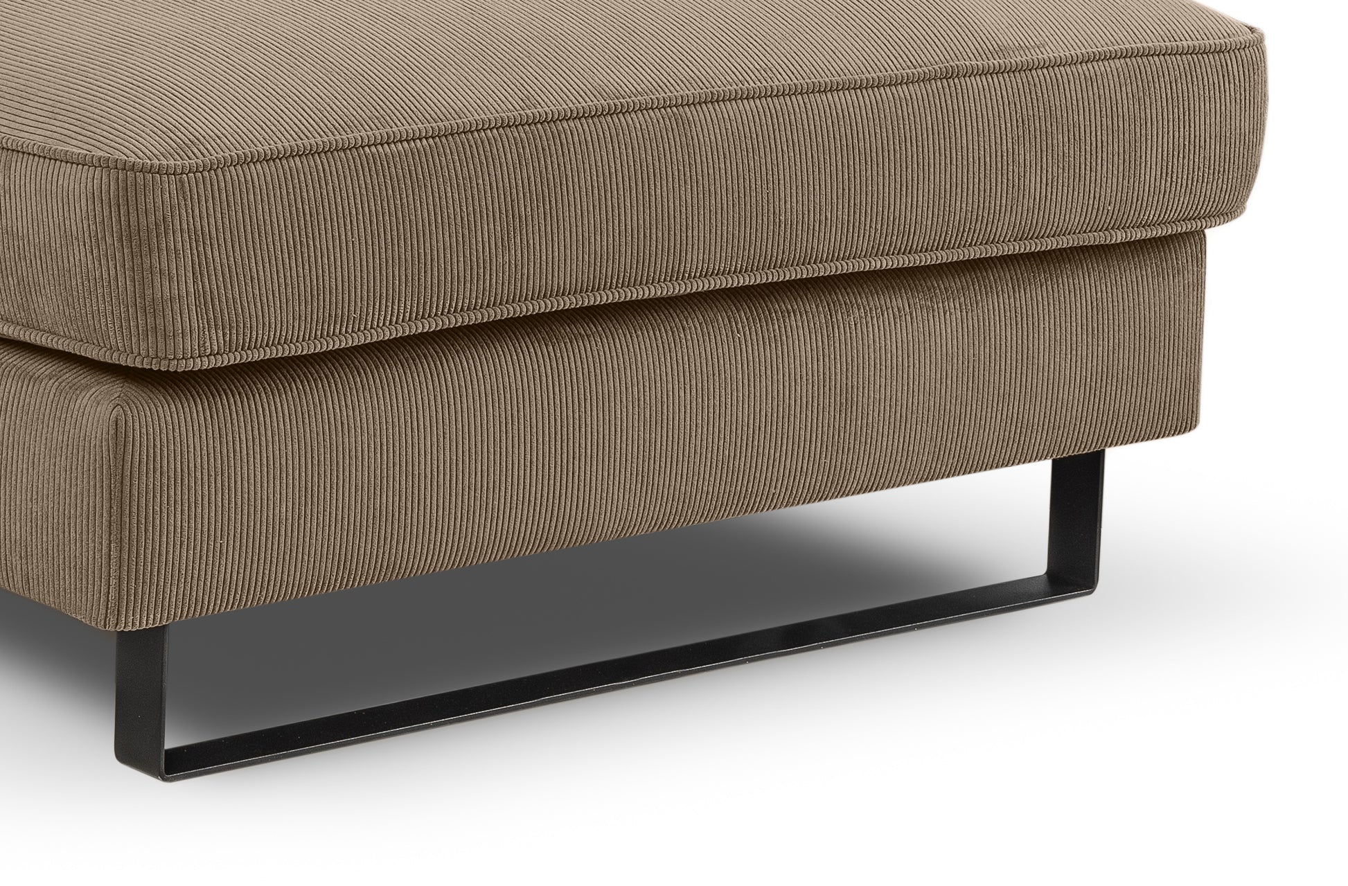 Fuß und Seitenansicht vom Cordsofa in Beige: horizontales Rippmuster, schwarze Metallfüße